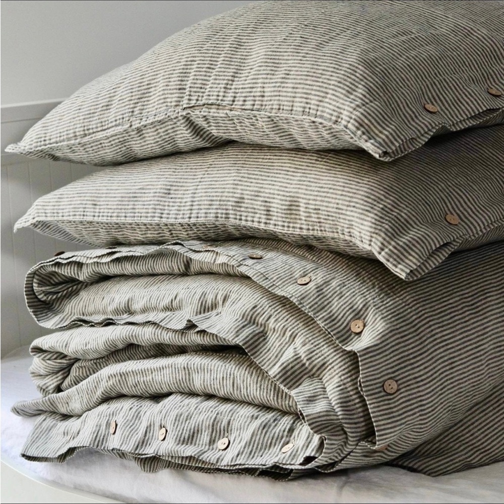 King size Linen duvet cover with cocos buttons and two pillowcases